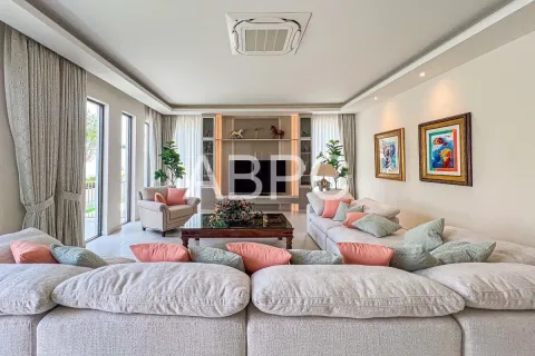 Casa de 5 dormitorios en Pattaya, Tailandia № 211545 - foto 11