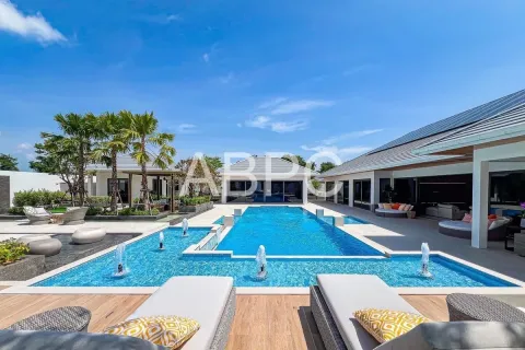 House in Pattaya, Thailand 5 bedrooms № 211545