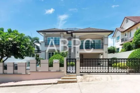 House in Pattaya, Thailand 4 bedrooms № 211540