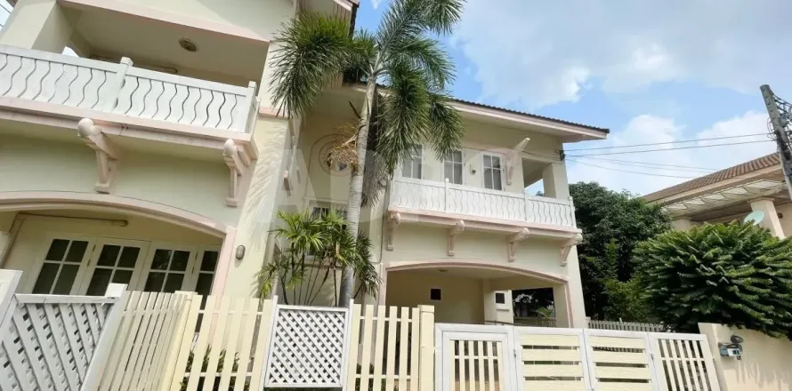 Casa de 3 dormitorios en Jomtien Beach, Pattaya, Tailandia № 211546
