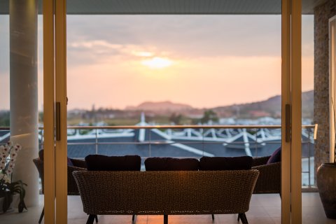 Apartment in Hua Hin, Thailand 3 bedrooms № 168474 - photo 2