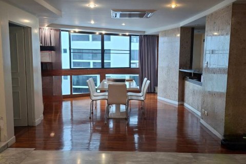 Condo in Khlong Toei, Bangkok, Thailand, 3 bedrooms № 159031