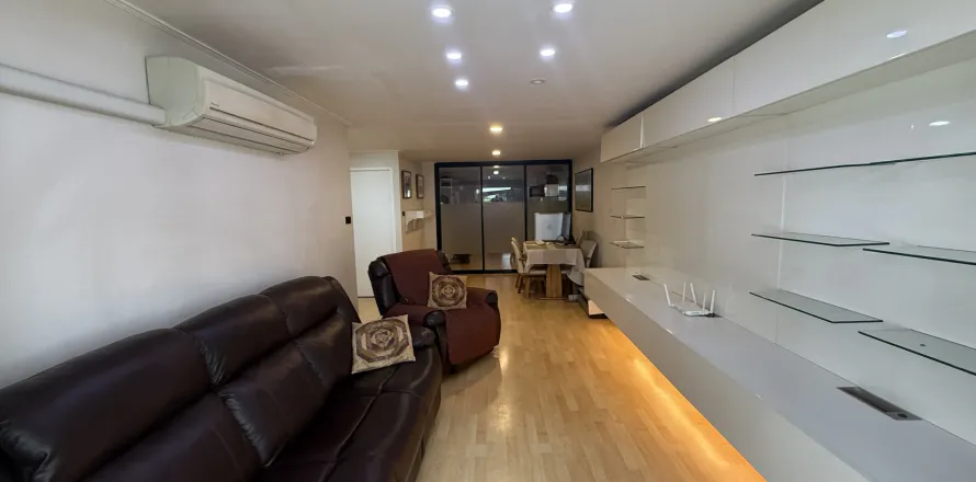 Condo in Khlong Toei, Bangkok, Thailand, 2 bedrooms  № 136100