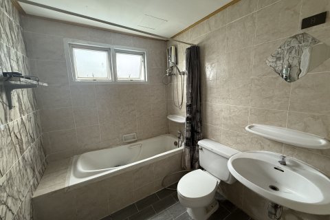 Condo in Khlong Toei, Bangkok, Thailand, 2 bedrooms  № 136100 - photo 6