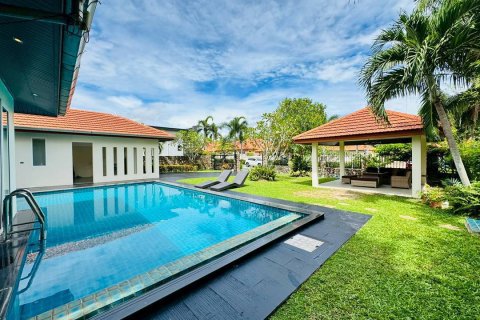 House in Pattaya, Thailand 4 bedrooms № 153769 - photo 1