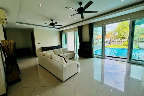 House in Pattaya, Thailand 4 bedrooms № 153769 - photo 9