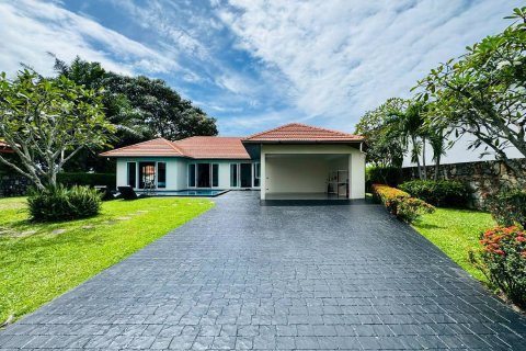 House in Pattaya, Thailand 4 bedrooms № 153769 - photo 5