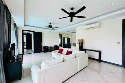House in Pattaya, Thailand 4 bedrooms № 153769 - photo 6