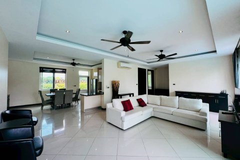 House in Pattaya, Thailand 4 bedrooms № 153769 - photo 7