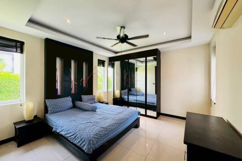 House in Pattaya, Thailand 4 bedrooms № 153769 - photo 15