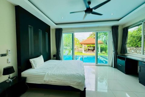 House in Pattaya, Thailand 4 bedrooms № 153769 - photo 12