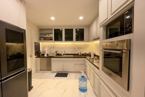 Condo in Bangkok, Thailand, 3 bedrooms  № 143454 - photo 20
