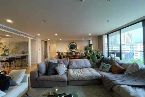 Condo in Bangkok, Thailand, 3 bedrooms  № 143454 - photo 1