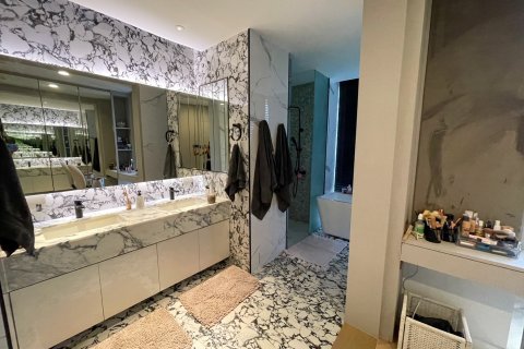 Condo in Bangkok, Thailand, 3 bedrooms  № 143454 - photo 14