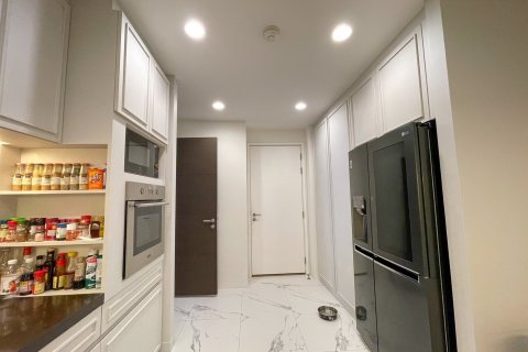 Condo in Bangkok, Thailand, 3 bedrooms  № 143454 - photo 19