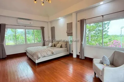 Casa de 5 dormitorios en Pattaya, Tailandia № 212974 - foto 3