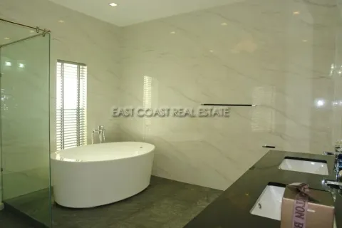 Casa de 4 dormitorios en Jomtien Beach, Pattaya, Tailandia № 213911 - foto 28