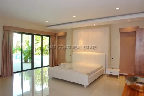 Casa de 4 dormitorios en Jomtien Beach, Pattaya, Tailandia № 213911 - foto 23