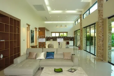 Casa de 4 dormitorios en Jomtien Beach, Pattaya, Tailandia № 213911 - foto 8
