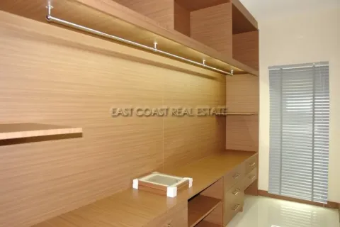 Casa de 4 dormitorios en Jomtien Beach, Pattaya, Tailandia № 213911 - foto 25