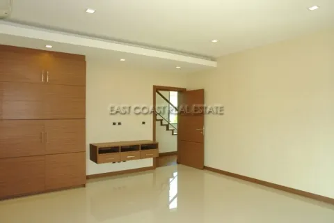 Casa de 4 dormitorios en Jomtien Beach, Pattaya, Tailandia № 213911 - foto 30
