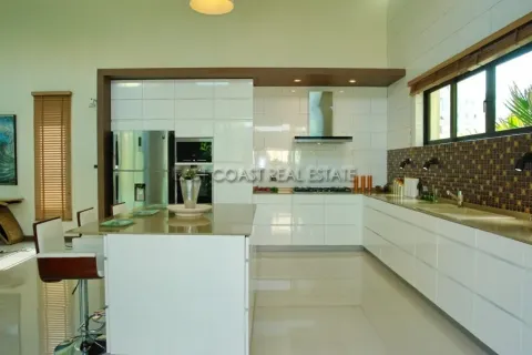 Casa de 4 dormitorios en Jomtien Beach, Pattaya, Tailandia № 213911 - foto 18