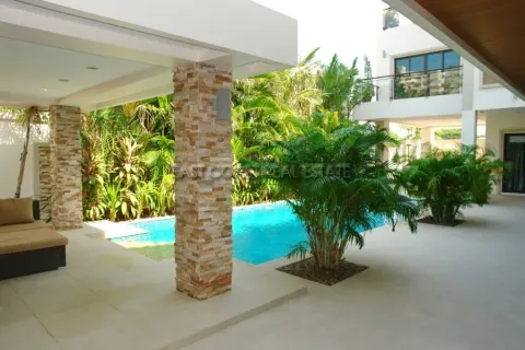Casa de 4 dormitorios en Jomtien Beach, Pattaya, Tailandia № 213911 - foto 5