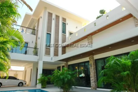 Casa de 4 dormitorios en Jomtien Beach, Pattaya, Tailandia № 213911 - foto 2