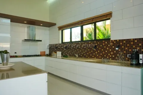 Casa de 4 dormitorios en Jomtien Beach, Pattaya, Tailandia № 213911 - foto 16
