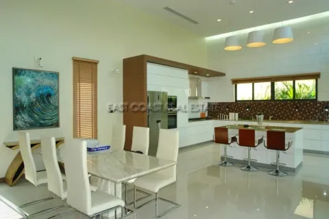 Casa de 4 dormitorios en Jomtien Beach, Pattaya, Tailandia № 213911 - foto 15