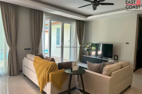 Casa de 4 dormitorios en Pattaya, Tailandia № 212963 - foto 2