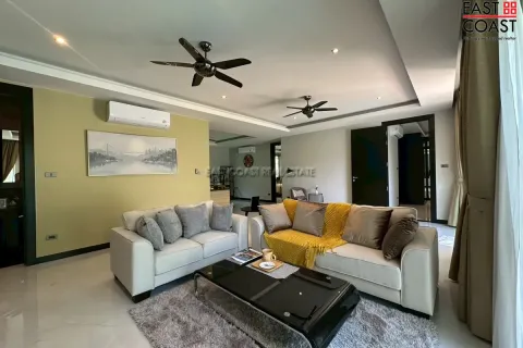 Casa de 4 dormitorios en Pattaya, Tailandia № 212963 - foto 4