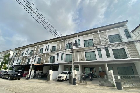 House in Bangkok, Thailand 3 bedrooms № 157749 - photo 12