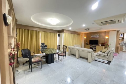 Condo in Bangkok, Thailand, 3 bedrooms  № 157745 - photo 26