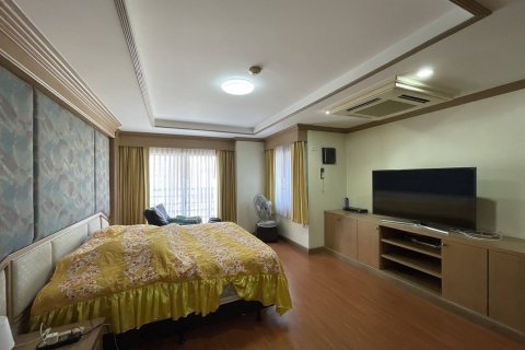 Condo in Bangkok, Thailand, 3 bedrooms  № 157745 - photo 17