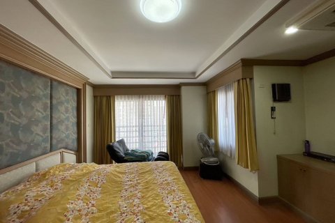 Condo in Bangkok, Thailand, 3 bedrooms  № 157745 - photo 18