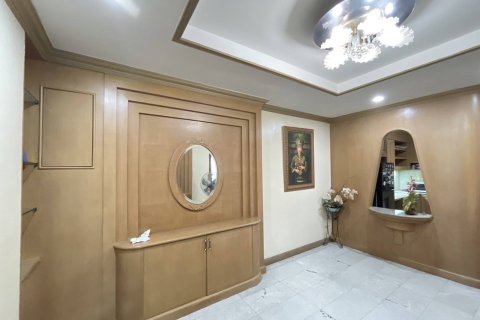 Condo in Bangkok, Thailand, 3 bedrooms  № 157745 - photo 28