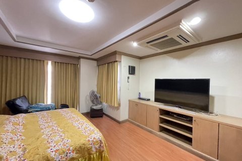 Condo in Bangkok, Thailand, 3 bedrooms  № 157745 - photo 12