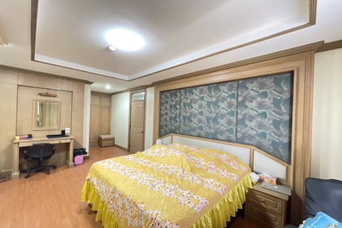 Condo in Bangkok, Thailand, 3 bedrooms  № 157745 - photo 15