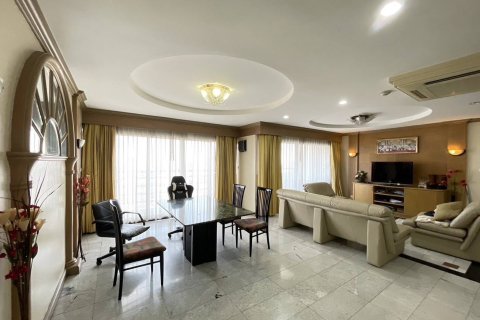 Condo in Bangkok, Thailand, 3 bedrooms  № 157745 - photo 7