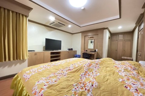 Condo in Bangkok, Thailand, 3 bedrooms  № 157745 - photo 14