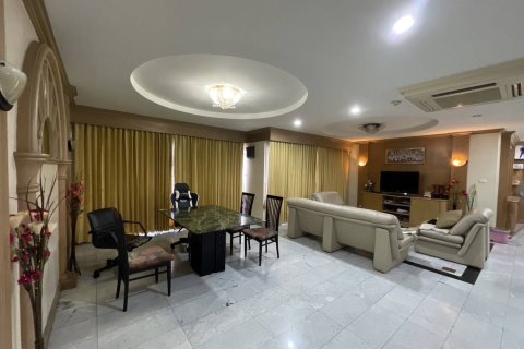 Condo in Bangkok, Thailand, 3 bedrooms  № 157745 - photo 10