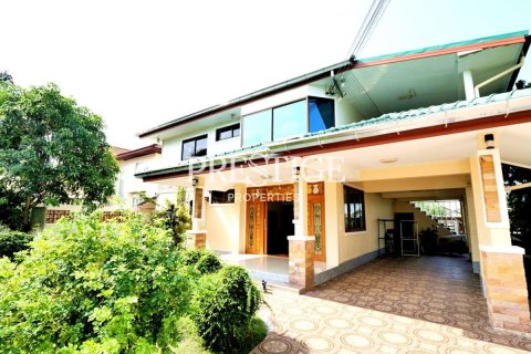 House in Pattaya, Thailand 4 bedrooms № 198711