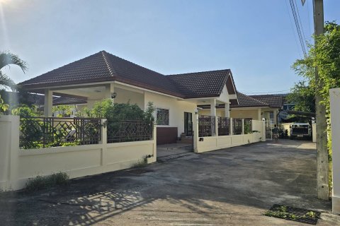 Villa in Pattaya, Thailand 16 bedrooms № 147826 - photo 1