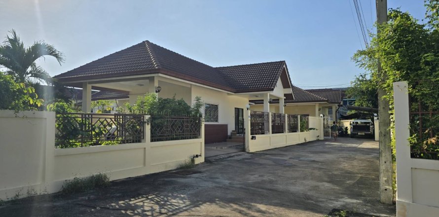 Villa in Pattaya, Thailand 16 bedrooms № 147826