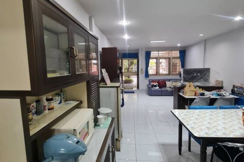 Townhouse in Watthana, Bangkok, Thailand 3 bedrooms № 170900 - photo 12