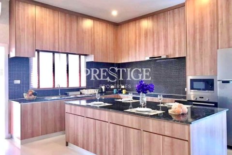 Casa de 3 dormitorios en Pattaya, Tailandia № 209926 - foto 6