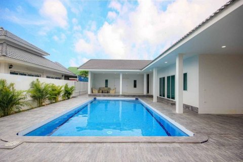 Villa in Hua Hin, Thailand 4 bedrooms № 116370 - photo 1