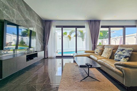 House in Pattaya, Thailand 3 bedrooms № 140487 - photo 2