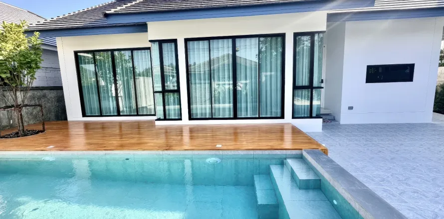 House in Pattaya, Thailand 4 bedrooms № 155610